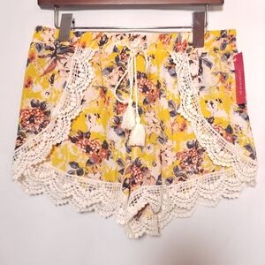 NWT boho floral shorts w/ crochet lace trim
